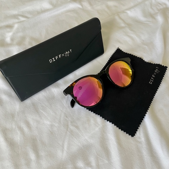 🕶 DIFF pink mirror sunglasses 🕶 - Picture 1 of 7